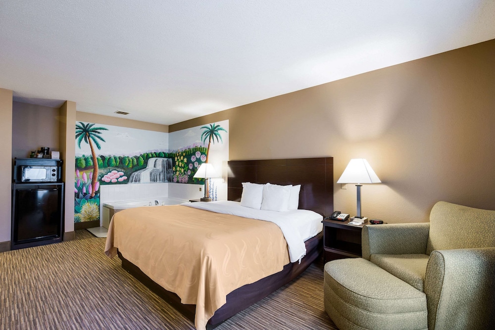 1 King Bed, In-Room Whirlpool, Non Smoking photo 1