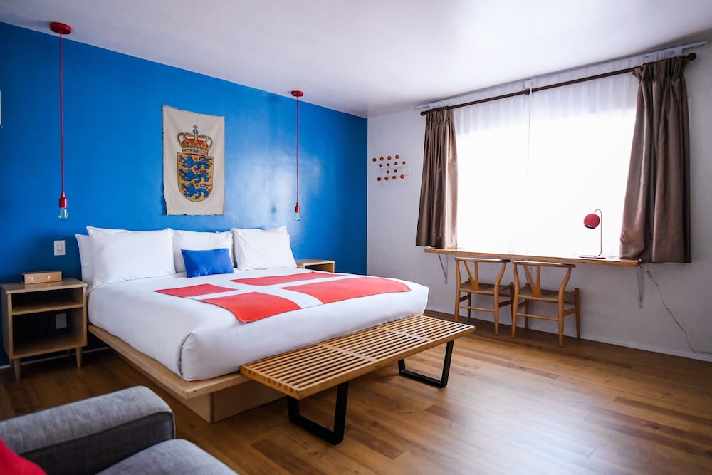 Deluxe Room, 1 King Bed photo 1