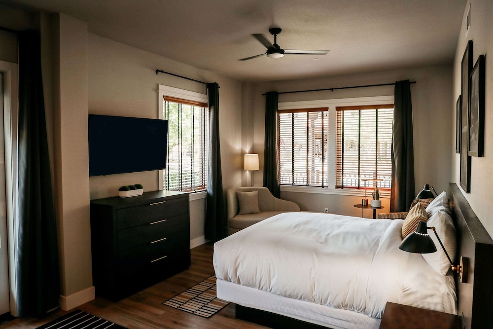 Deluxe Room, 1 King Bed, Accessible, Non Smoking (Roll-In Shower)