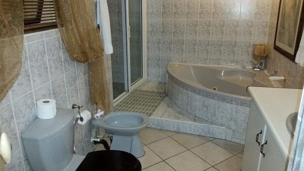 Honeymoon Suite photo 2