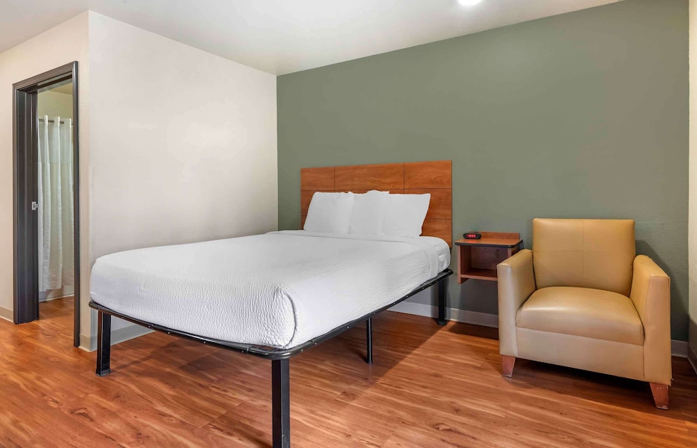 Standard Studio, 1 Queen Bed, Refrigerator & Microwave photo 2