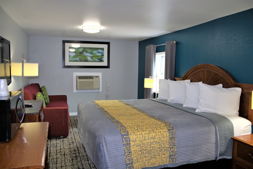 Deluxe Studio Suite, 1 King Bed with Sofa bed photo 1