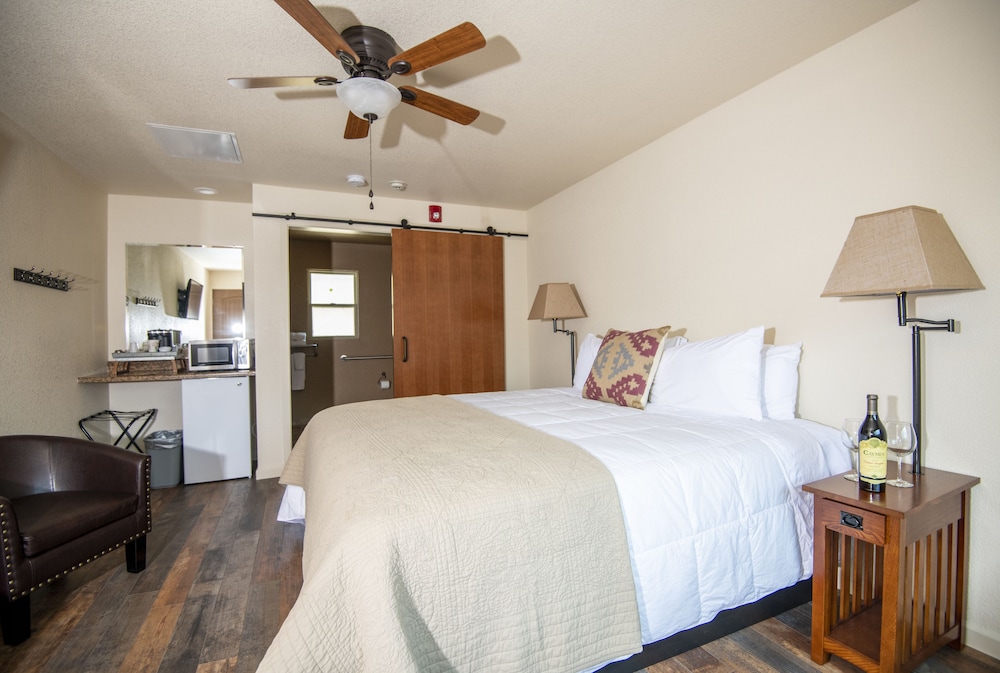 Standard Room, 1 King Bed, Accessible photo 1