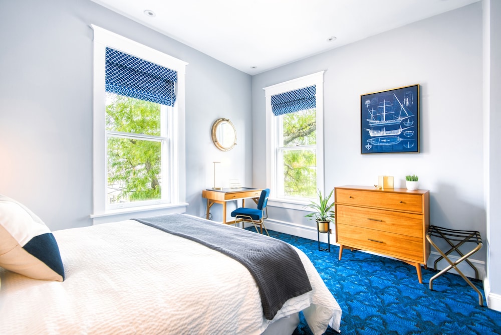 Standard Room, 1 King Bed (305)