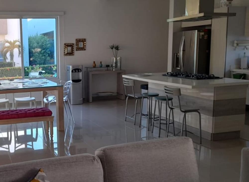 Basic House photo 2