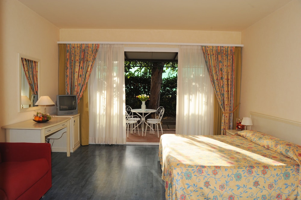 Deluxe Double Room Single Use, Sea View photo 1