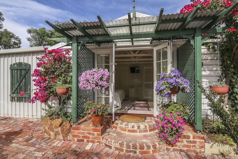 The Summer House & cooked gourmet breakfast- King bed with ensuite and 2 person Spa photo 2