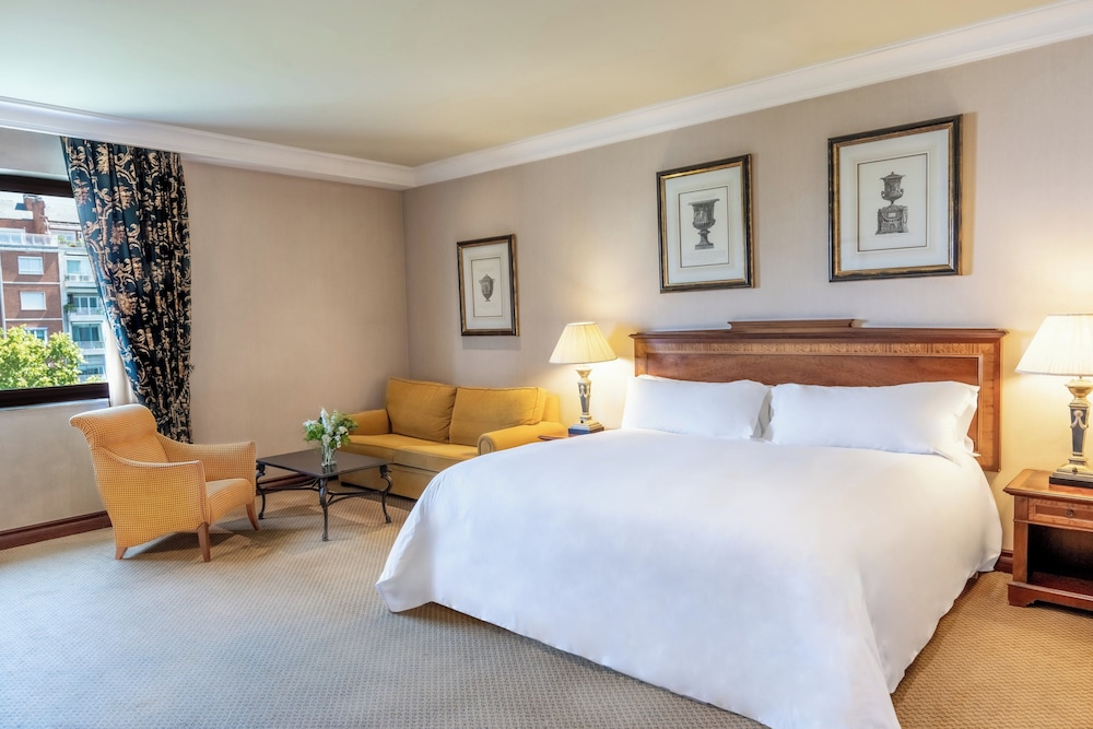 Junior Suite, 1 King Bed (Castellana View, Club Lounge Access)