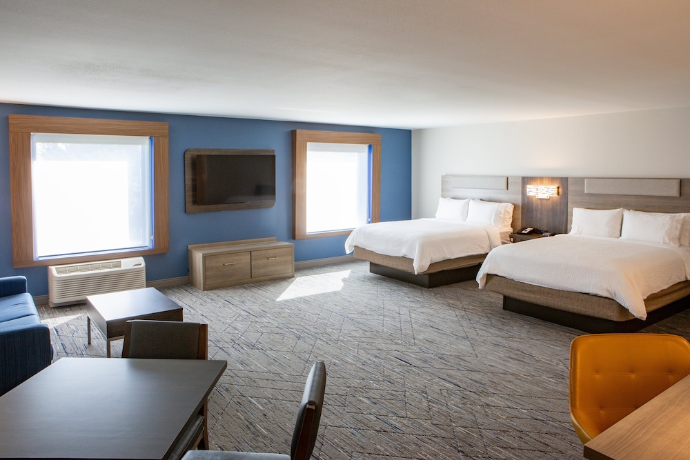Suite, 2 Queen Beds - Photo 2