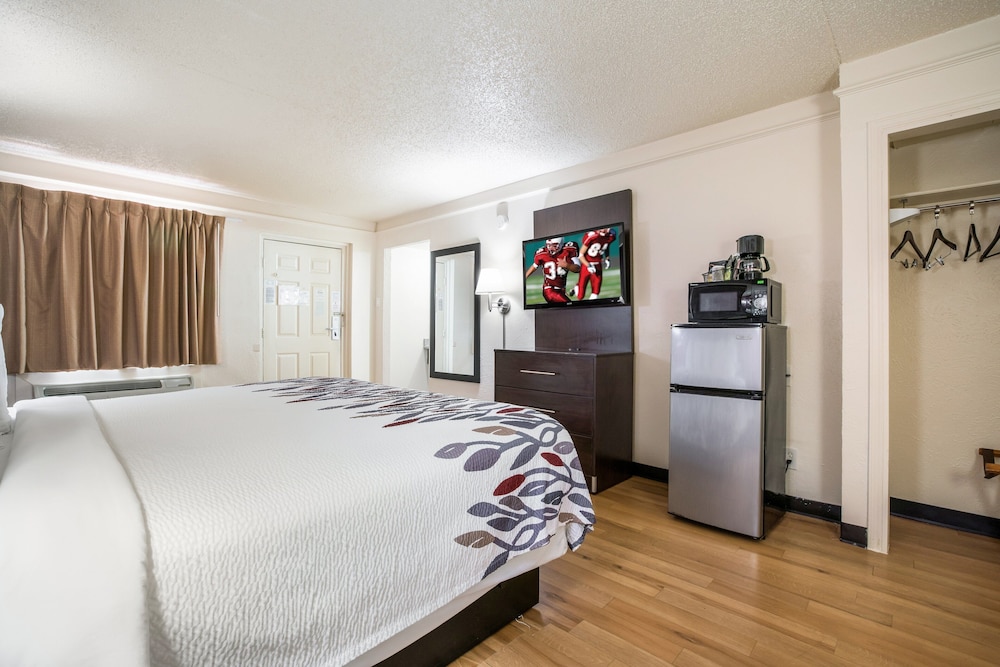 Superior Room, 1 King Bed, Smoking - Photo 4