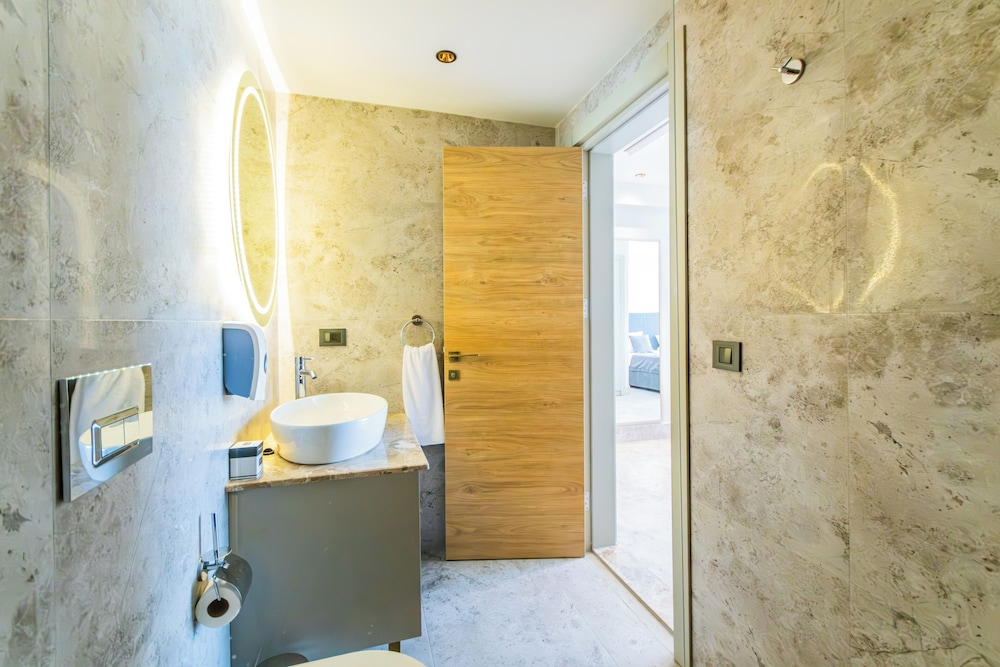 Duplex Swimup Suite - Photo 27