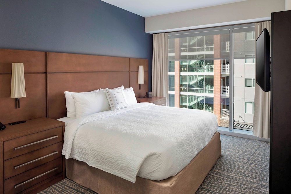 Suite, 2 Bedrooms (Mobility/Hearing Access, Roll-In Shwr) photo 2