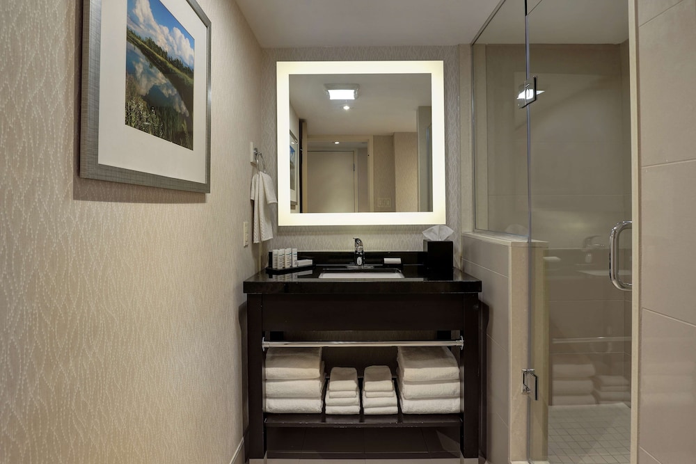 4 Beds with 2 Bathrooms and view of Niagara Falls - Floors 32-37 thumbnail 6
