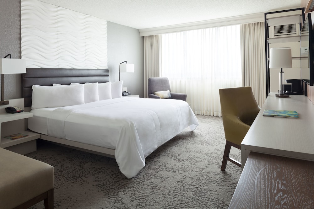Traditional Room, 1 King Bed (Hearing Accessible)