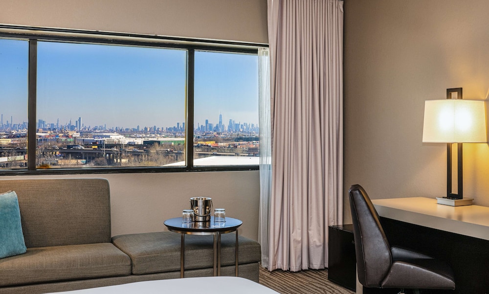 Room, 1 King Bed (Roll-In Shower, NYC Skyline View) photo 2