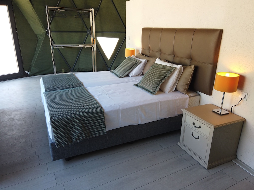 Deluxe Room, Balcony, Partial Sea View photo 1
