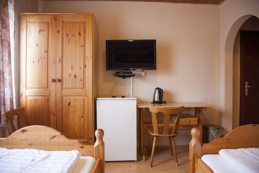 Economy Twin Room photo 2
