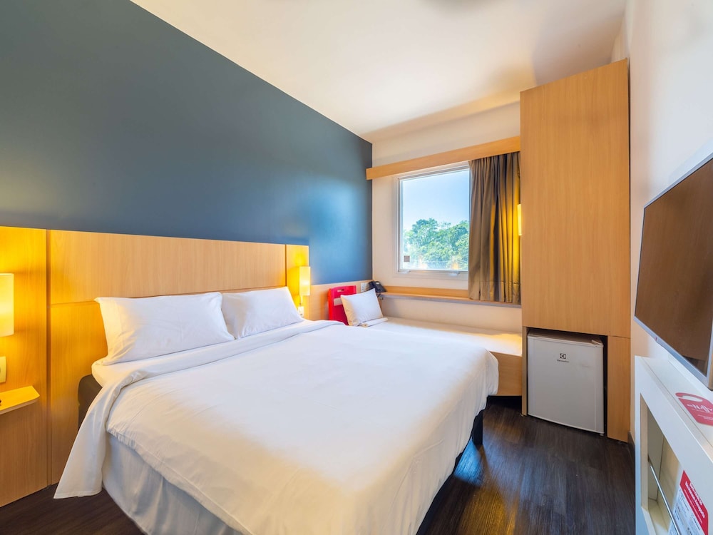 Standard Room (1 Double and 1 Single Bed) photo 2