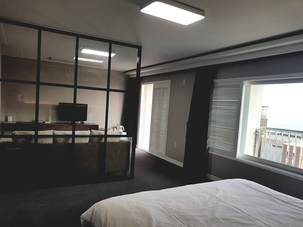 Suite, 1 Queen Bed photo 2