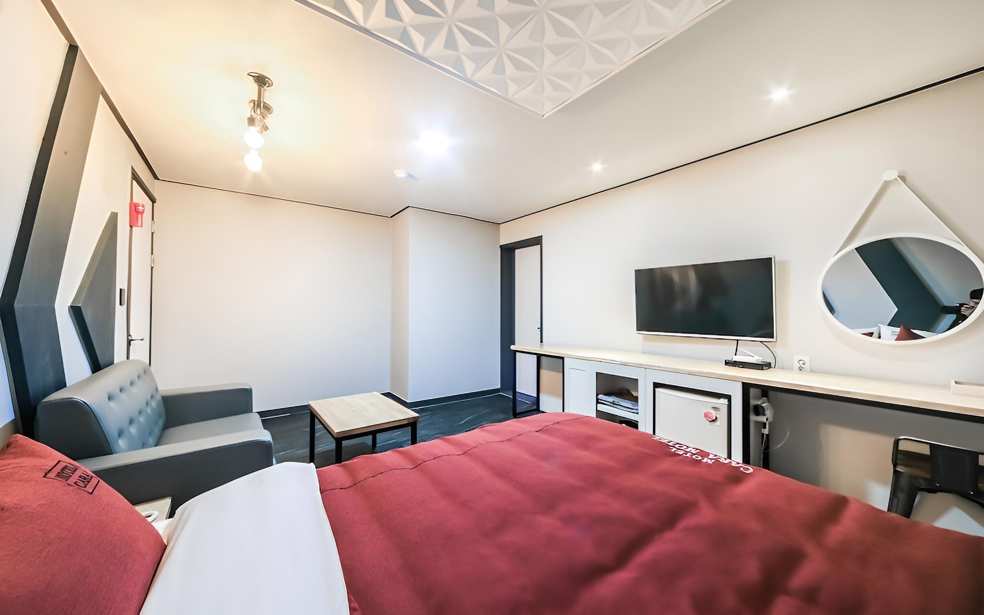 Room (Deluxe B (Bathtub)) photo 2