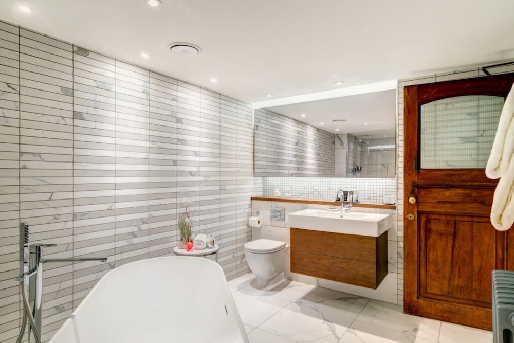 Signature Suite, 1 King Bed, Fireplace with Club Lounge Access thumbnail 6