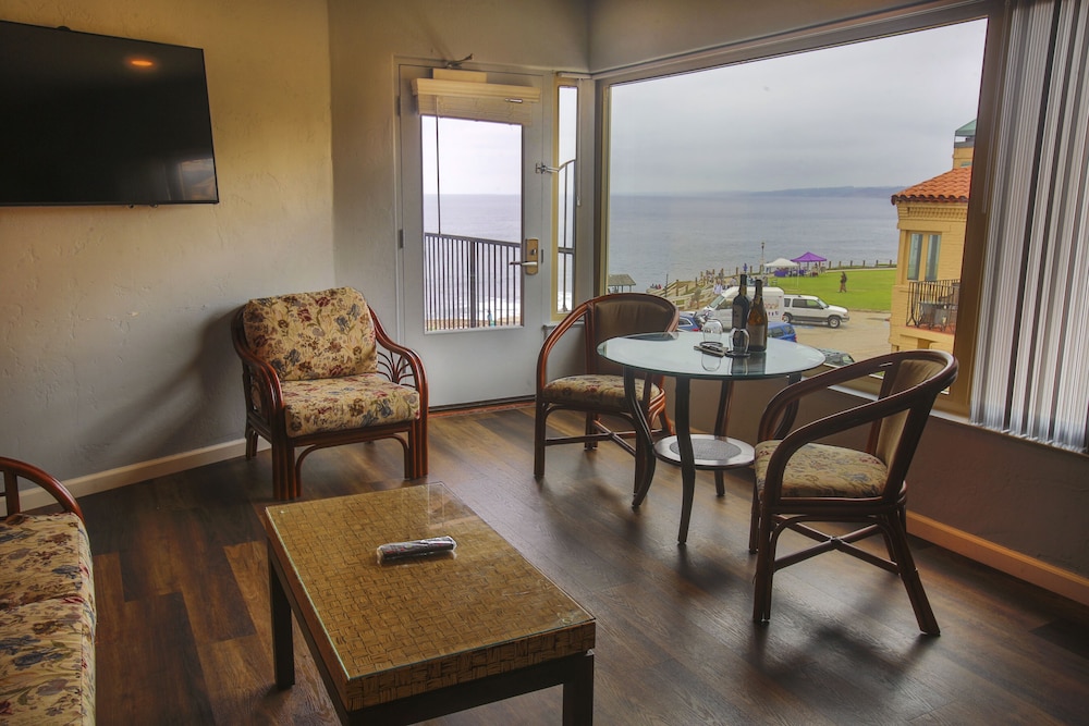Deluxe Room, 1 King Bed with Sofa bed, Ocean View - Photo 2