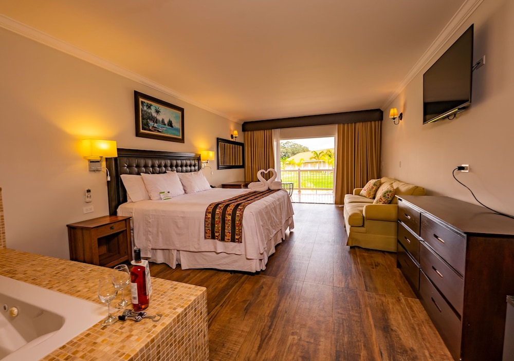 SUITE ZONA AREAS VERDES  CON 1 CAMA KING SIZE Y TINA HIDROMASAJES photo 1