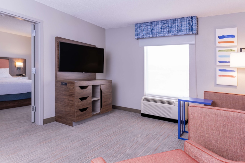 One Bedroom Suite, One King Bed, Non-Smoking - Photo 7