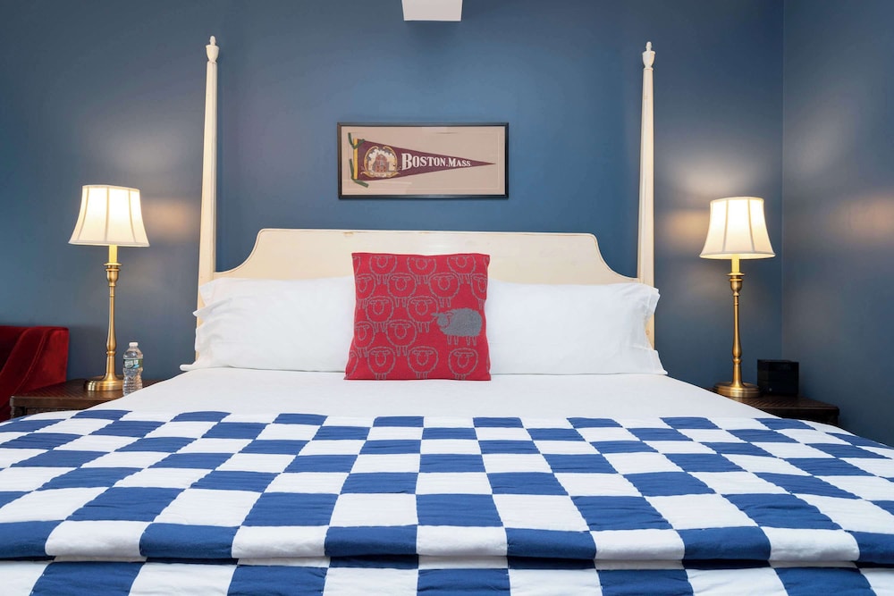 Deluxe Room, 1 King Bed - Photo 2