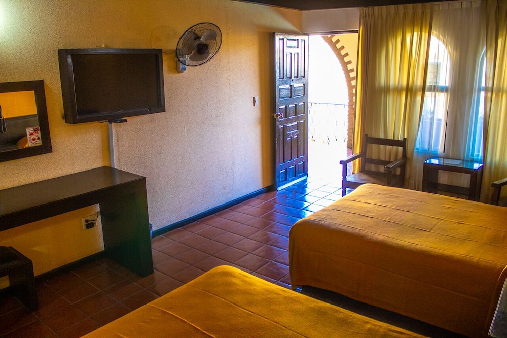 Economy Double Room, 2 Queen Beds photo 2