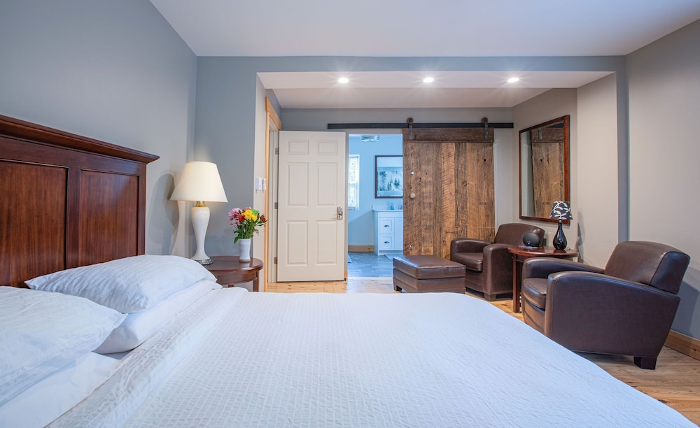 The Superior Suite, King Bed, Ensuite Washroom photo 1