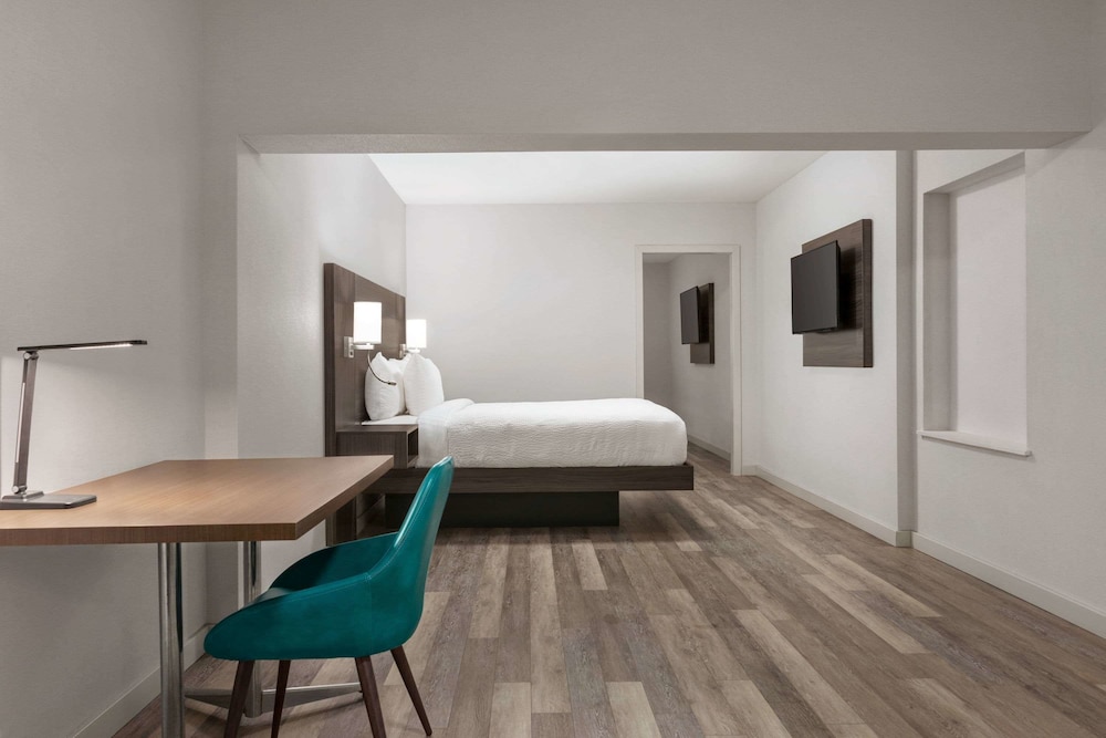 3 Queen Beds, Family Suite, Non-Smoking - Photo 6