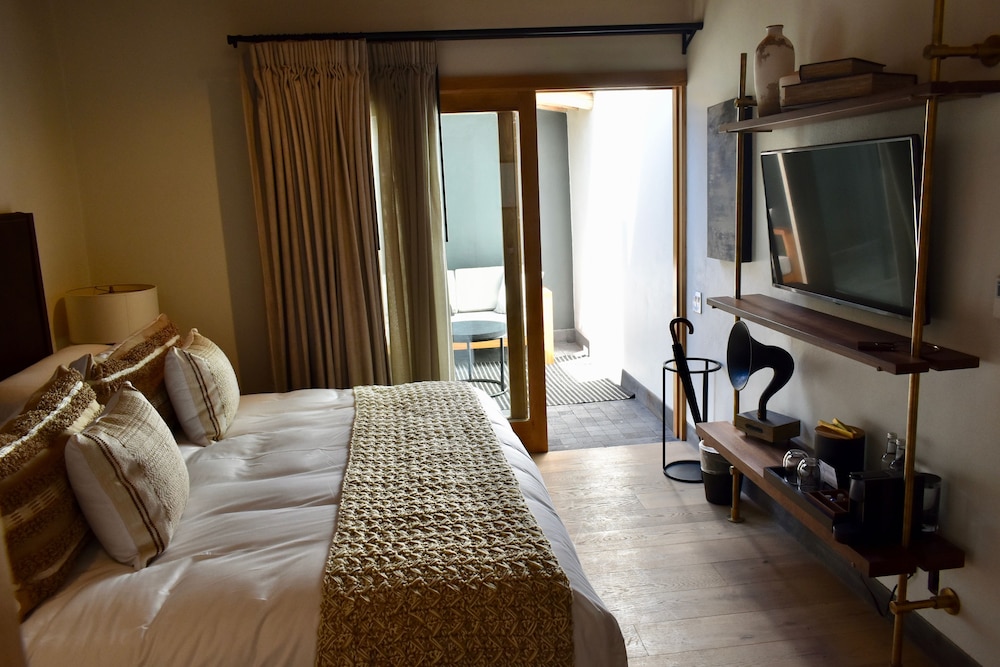 Suite 2 photo 1