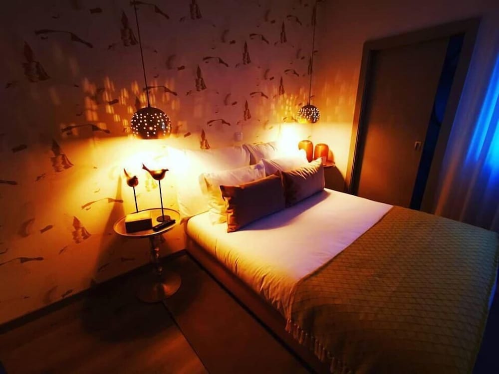 Deluxe Double Room (2)
