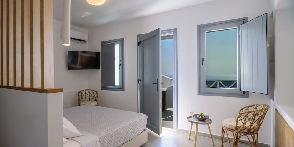 Deluxe Caldera View Suite with Outdoor Hot Tub