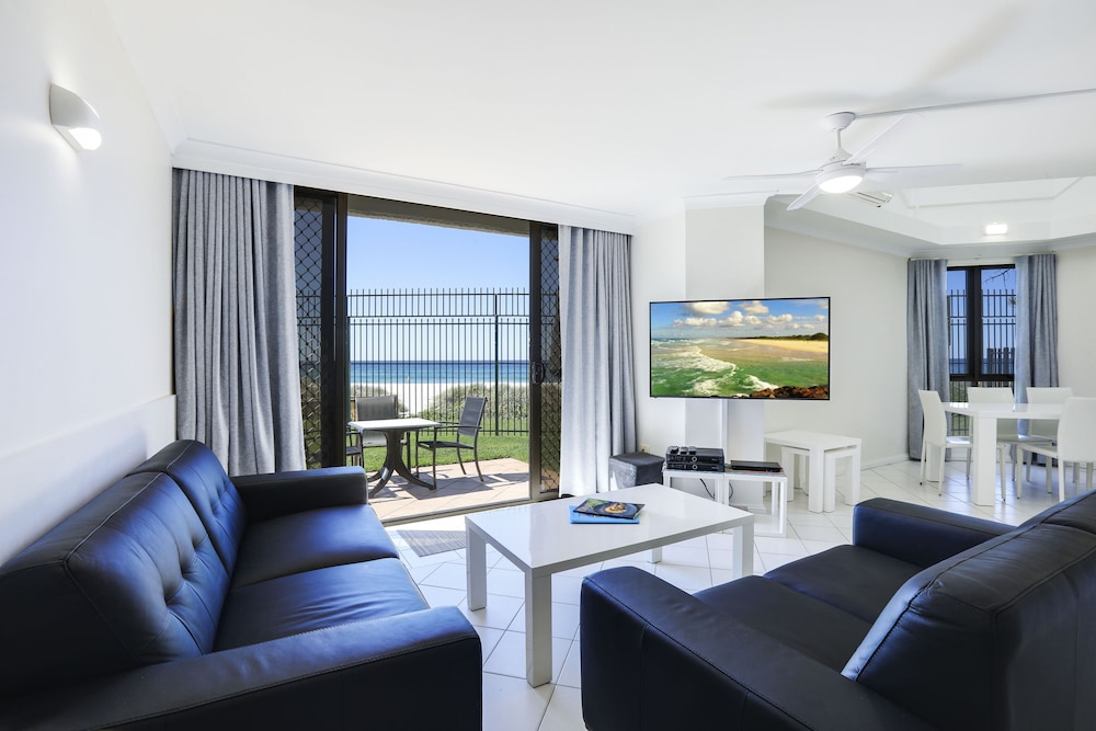 Two Bedroom Beachfront Cabana thumbnail 6