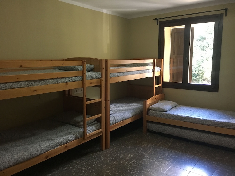 Family Room, Shared Bathroom (6 Adults)