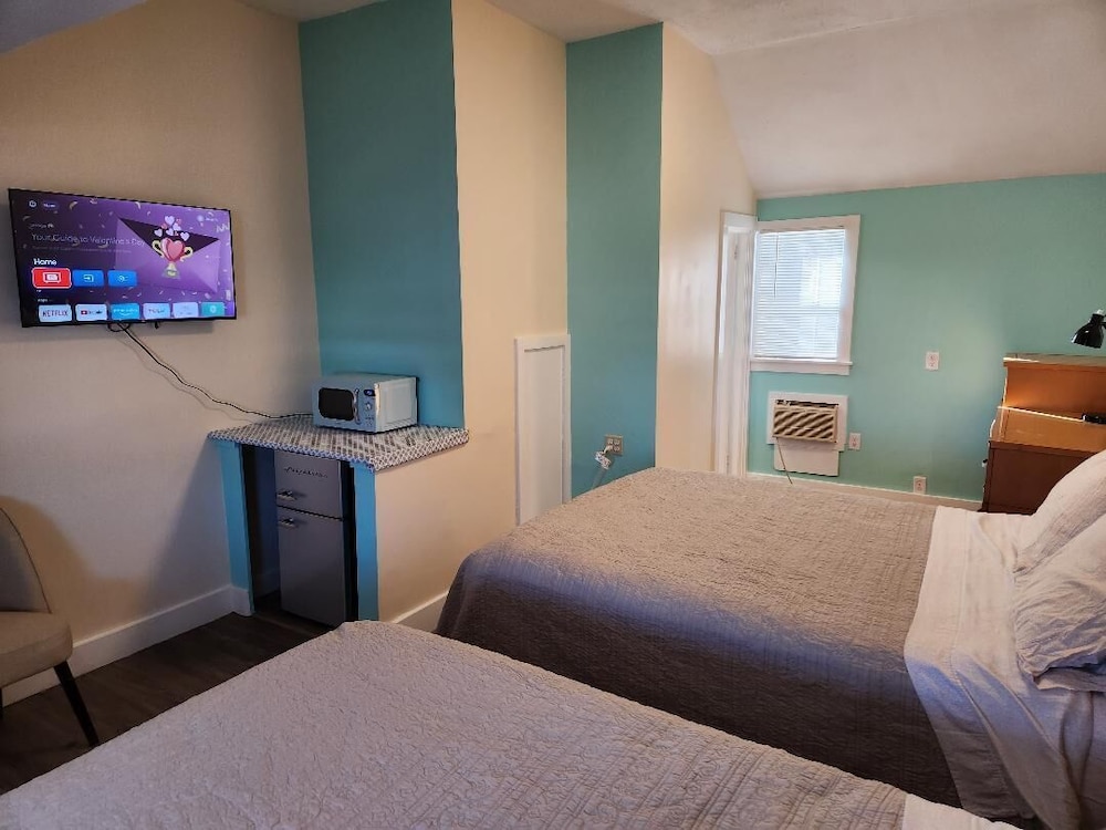Deluxe Single Room, 2 Queen Beds photo 2
