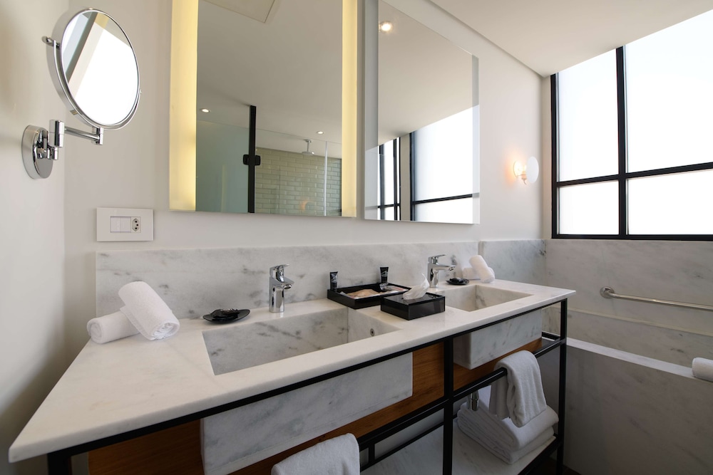 Executive Suite - Photo 21