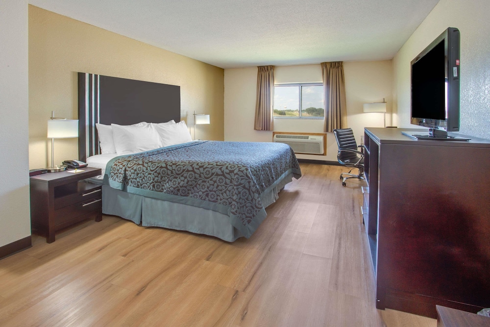 Room, 1 Queen Bed, Accessible - Photo 5