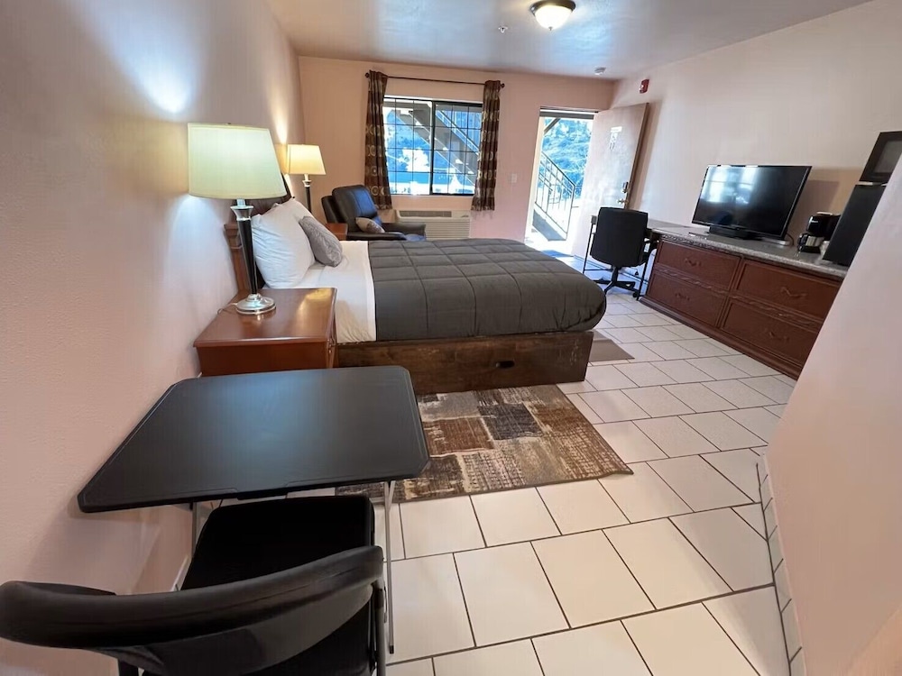 Studio Suite, 1 King Bed, Accessible, Mountain View photo 2