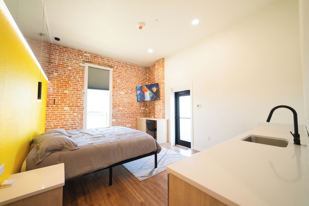 Business Studio Suite, 1 King Bed, Non Smoking, Kitchenette
