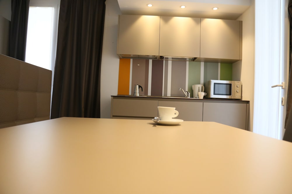 Deluxe Studio, Kitchenette thumbnail 5