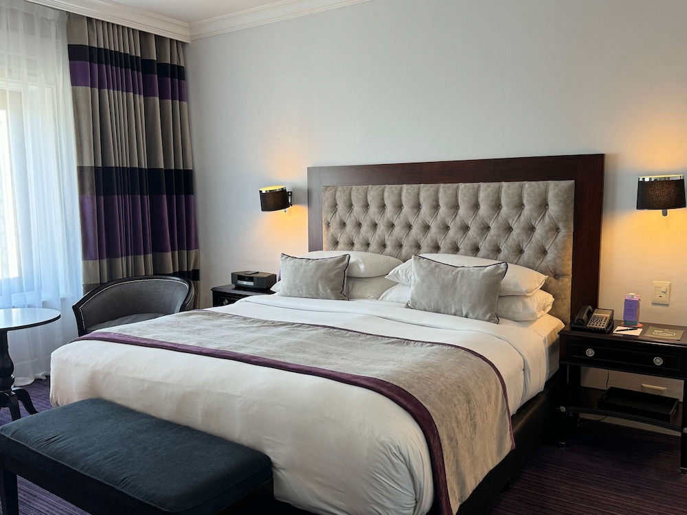 Junior Suite, 1 Queen Bed, City View