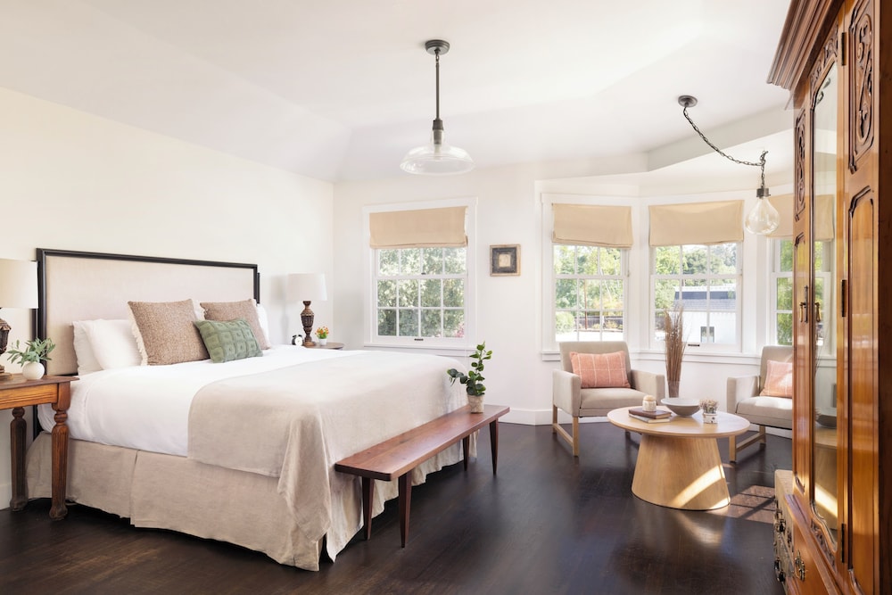 Premier Room, 1 King Bed, Corner photo 1
