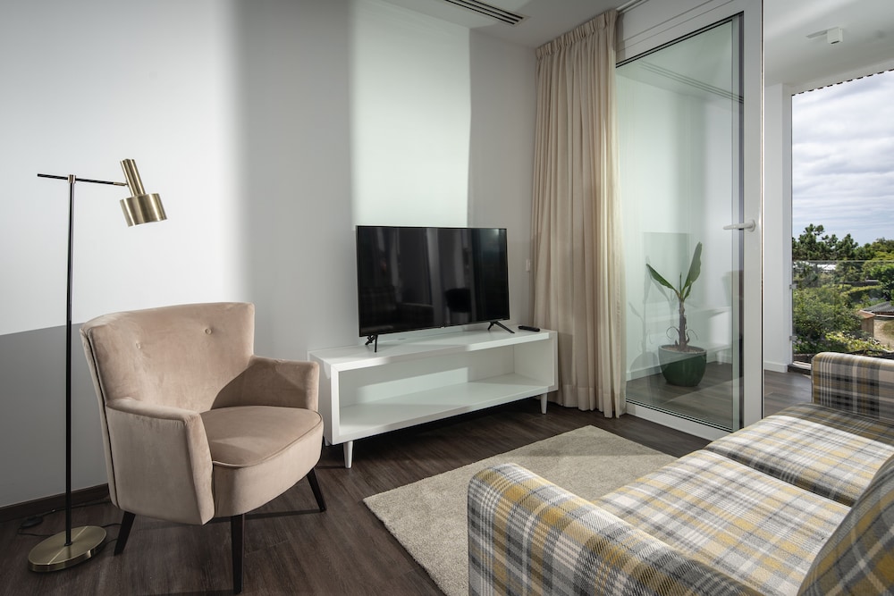 Family Room thumbnail 6
