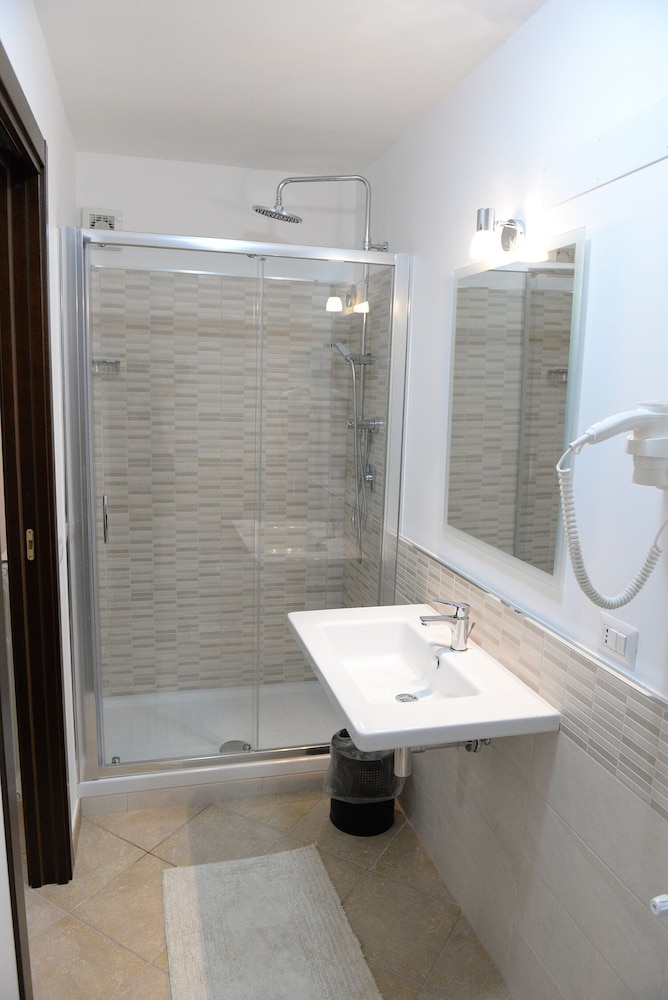 Double or Twin Room - Photo 10