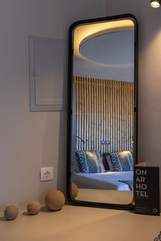 Deluxe Suite with Panoramic Sea View - Photo 11