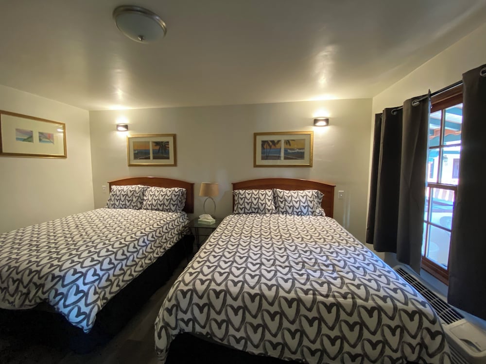 Upstairs 1 Bedroom 2 Queen, Balcony