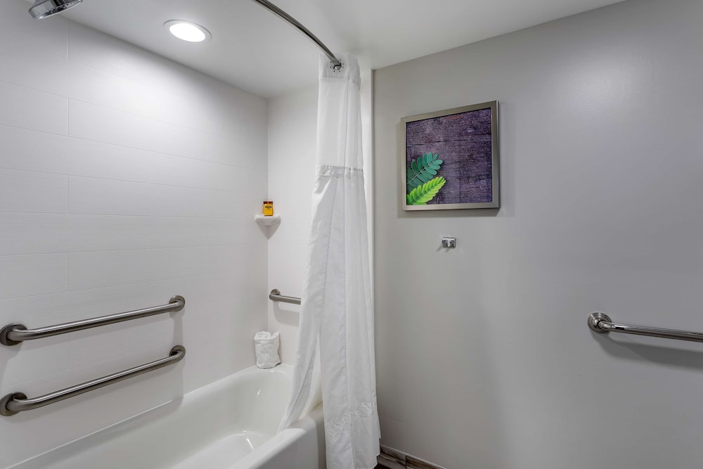 Standard Room, 1 King Bed, Accessible, Balcony photo 3